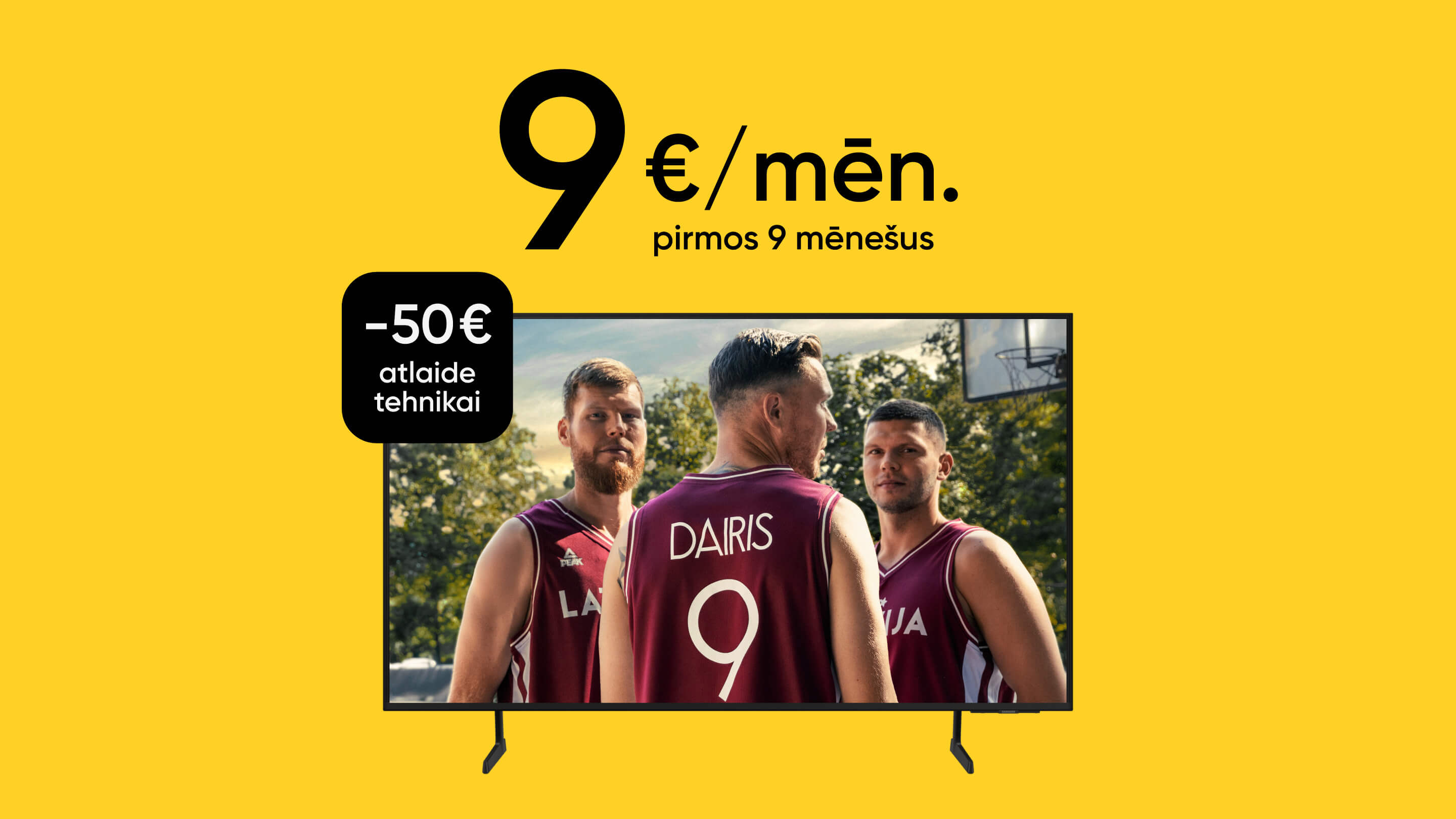 Dzeltenā fonā piedāvājums – 9 €/mēn. pirmajos 9 mēnešos, papildu 50 € atlaide tehnikai. Televizorā trīs Latvijas izlases basketbolisti - brāļi Bertāni un Rihards Lomažs