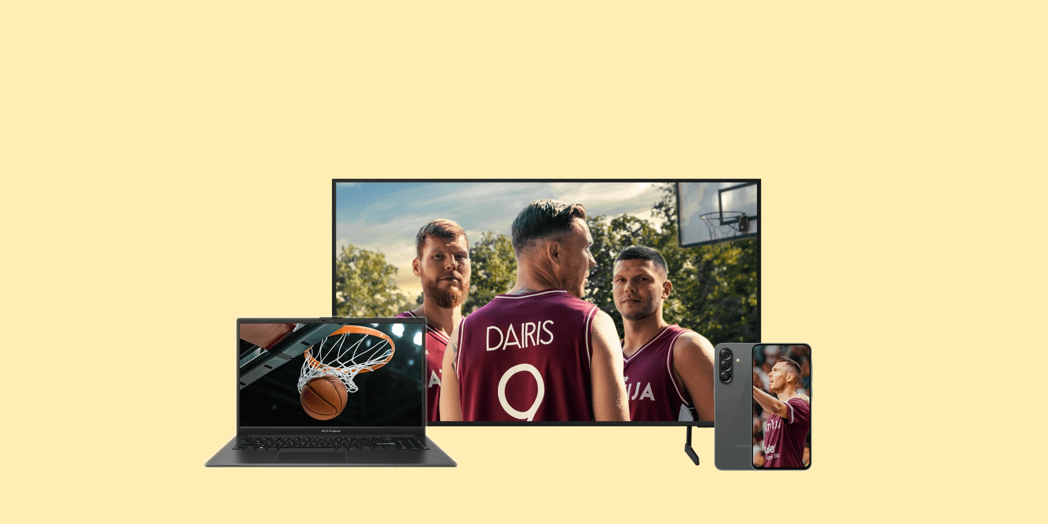 3 Latvijas izlases basketbolisti televizora ekrānā - Dāvis un Dairis Bertāni un Rihards Lomažs, groza tīkls ar bumbu klēpjdatora ekrānā, viedtālrunī sportists spēles brīdī. Visi priekšmeti uz dzeltena fona.