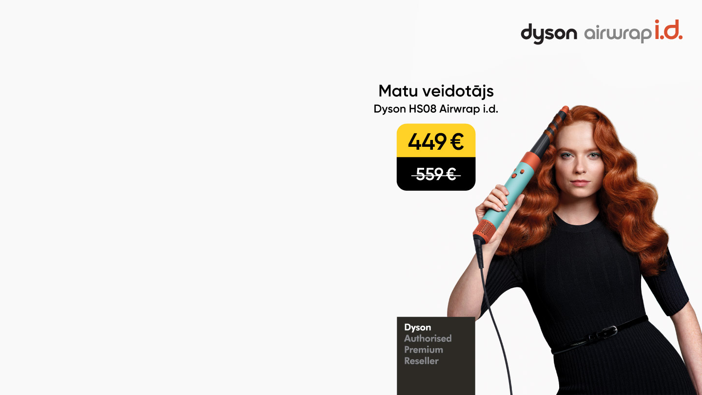 Sieviete ar viļņainiem sarkaniem matiem izmanto Dyson HS08 Airwrap i.d. matu veidotāju. Ierīces cena 449 €, iepriekš 559 €.